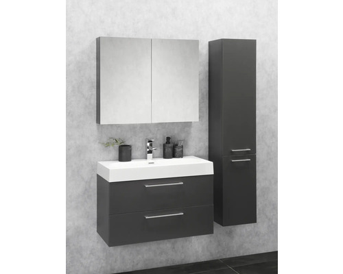 Salle de bain avec meuble-lavabo, armoire de toilette et armoire haute