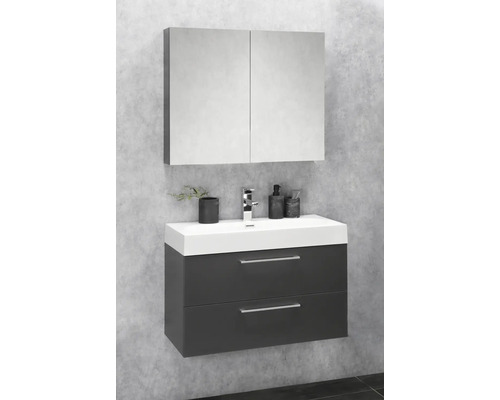 Salle de bains avec meuble sous-lavabo, lavabo et armoire de toilette