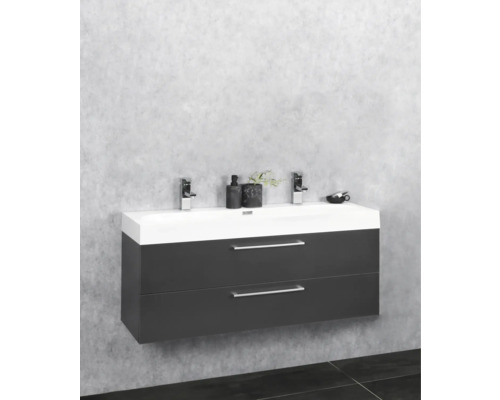 Waschtischunterschrank mit zwei Schubladen, Armaturen und Dekorationsartikeln im Badezimmer.