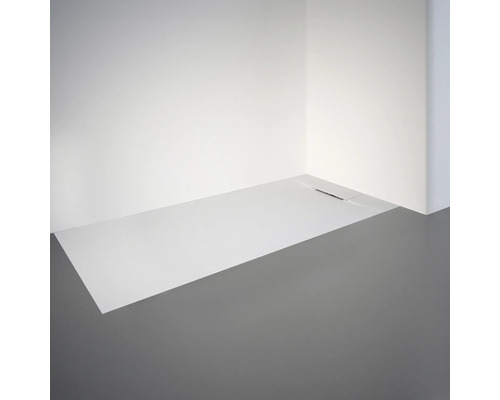 Douche de plain-pied avec caniveau de douche dans une salle de bains.