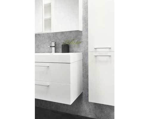 Salle de bains avec meuble sous-lavabo, lavabo, armoire de toilette et armoire haute dans un design clair