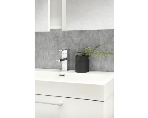 Lavabo de salle de bain moderne avec robinetterie et décoration