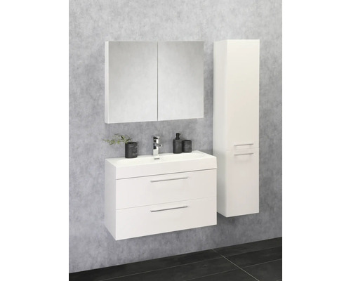 Badezimmer mit Waschtischunterschrank, Spiegelschrank und Hochschrank