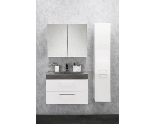 Badezimmer mit Waschtischunterschrank, Spiegelschrank und Hochschrank