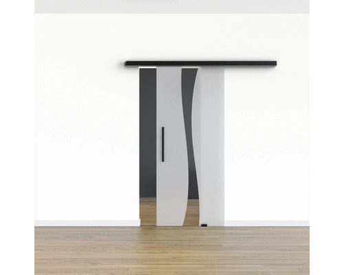 Porte coulissante avec un élément de design ondulé devant un mur