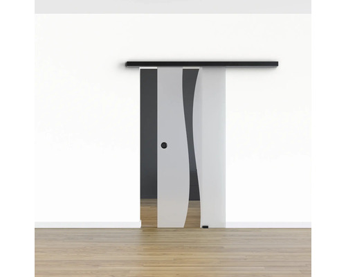 Glastür Schiebetür mit Beschlägen vor einer weißen Wand