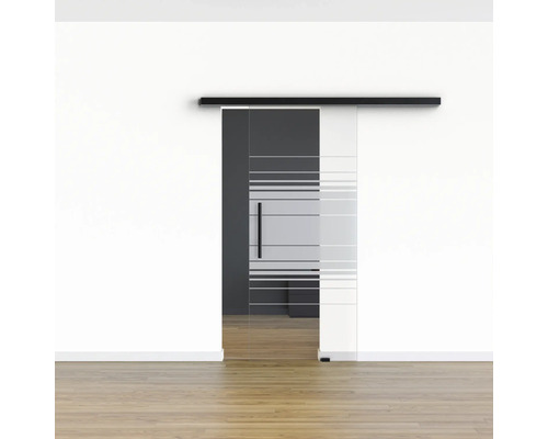 Porte coulissante en verre avec éléments décoratifs horizontaux dans une pièce.