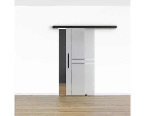 Porte coulissante en verre avec motif à rayures horizontales dans une pièce lumineuse