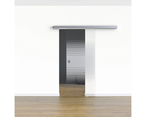 Porte coulissante en verre avec motif à rayures horizontales devant un mur blanc