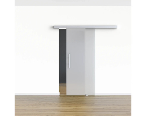 Porte coulissante en verre devant un mur blanc