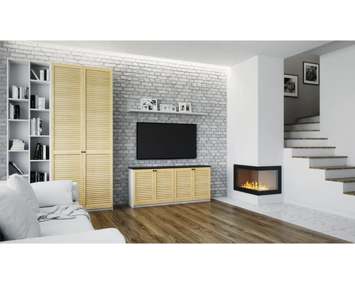 Heller Wohnraum mit Regalen, Schränken, Fernseher und Kamin