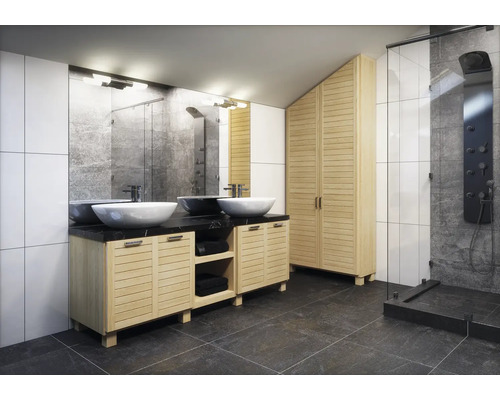 Badezimmer mit Doppelwaschtisch, Spiegelschrank und Dusche