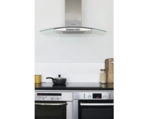 Scène de cuisine avec hotte aspirante, plaque de cuisson, casseroles et fours pour un design de cuisine moderne