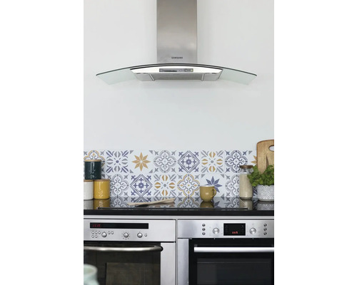 Scène de cuisine avec hotte aspirante, stickers carrelage, vaisselle et fours