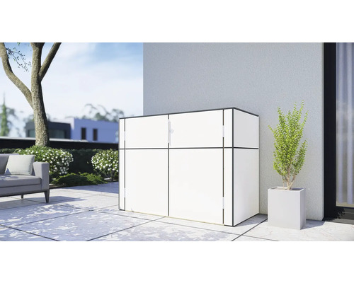 Gartenszene mit Mülltonnenbox und Pflanzkübel auf einer Terrasse