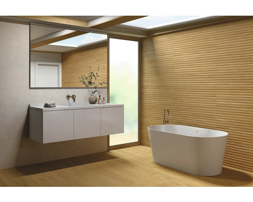 Salle de bain avec baignoire, meuble-lavabo, miroir et lambris en bois