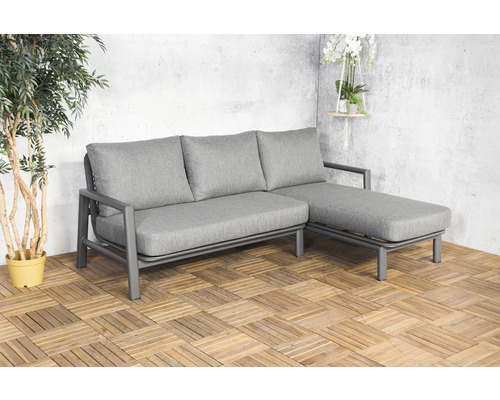 Graue Gartenlounge mit drei Sitzen und Liegefunktion auf Holzfliesen