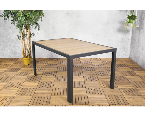 Rechteckiger Gartentisch mit Holzoptik-Tischplatte und Metallgestell