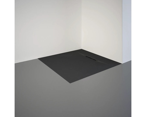 Douche de plain-pied avec caniveau de douche dans une salle de bain