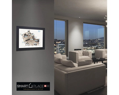 Espace de vie avec commande Smart Home au mur et logo Smart Place