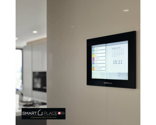 Commande Smart Home montée sur un mur dans une maison.