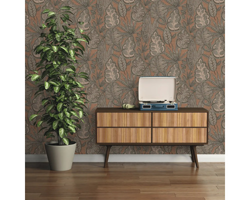 Espace de vie décoratif avec papier peint à motifs, commode, plante et platine vinyle