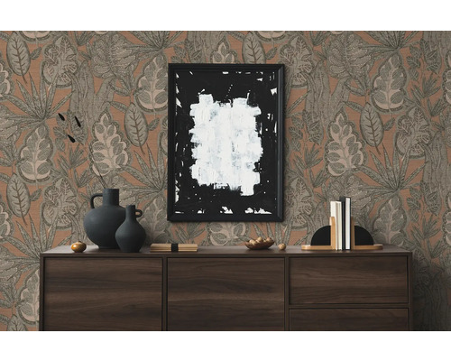 Salon avec commode et papier peint à motifs floraux