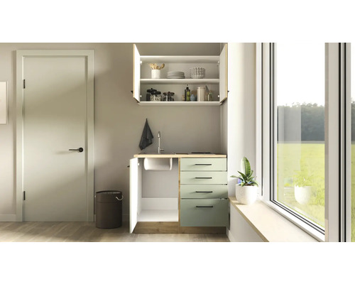 Kleine Küchenzeile mit Spüle, Schränken und Schubladen