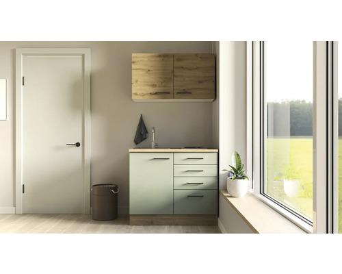 Kompakte Küchenzeile mit Spüle, Unterschrank, Oberschrank und Fenster für kleine Räume