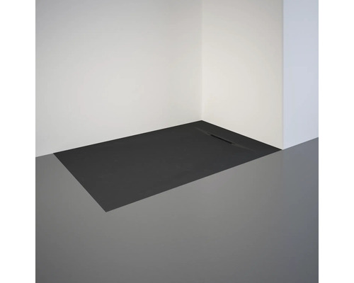 Douche plain-pied avec caniveau d''évacuation