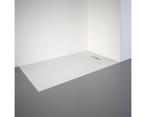 Douche à l''italienne avec caniveau d''évacuation dans la salle de bain.