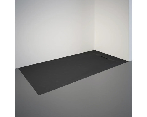 Salle de bains avec douche à l'italienne et caniveau d'évacuation