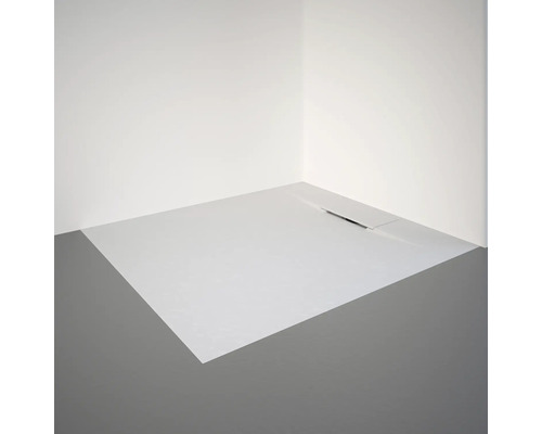 Douche de plain-pied avec caniveau d''écoulement