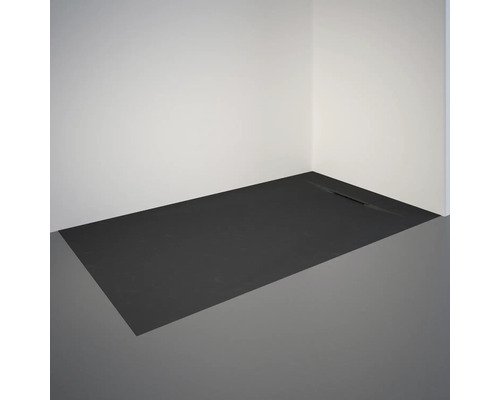 Eckansicht einer Duschfläche mit Ablauf in einem Badezimmer