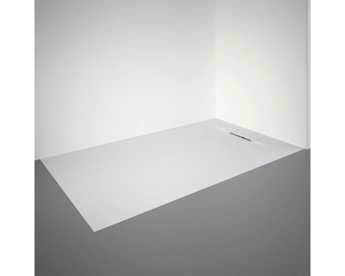 Installation en angle avec receveur de douche plat et caniveau d''écoulement