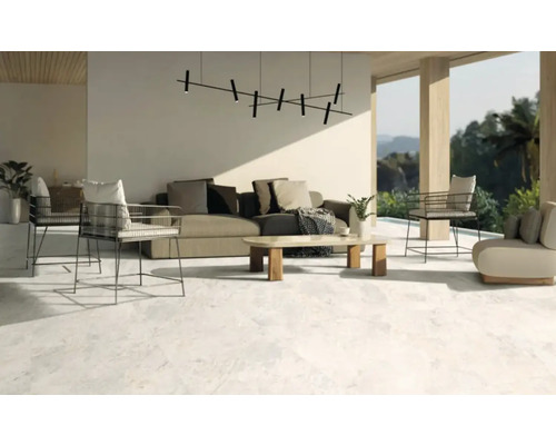 Heller Aussenbereich mit Sitzgelegenheiten, Beleuchtung und Fliesen