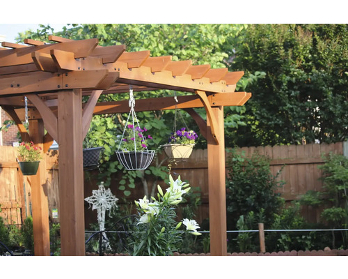 Holzpergola mit hängenden Blumenkörben im Garten