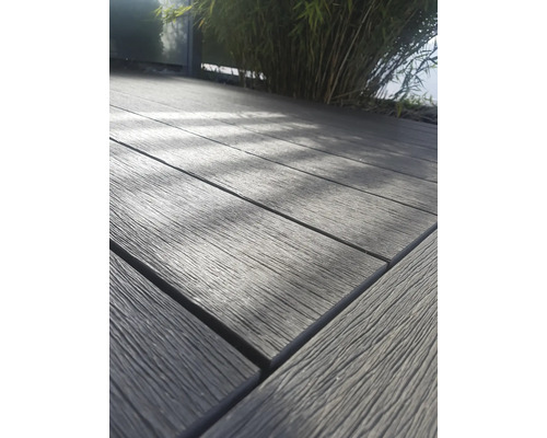 Terrassendielen aus Holzverbundwerkstoff im Aussenbereich