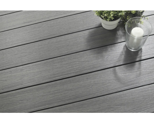 Graue Terrassendielen mit Topfpflanze und Kerze