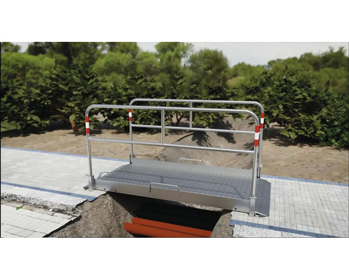 Grabenbrücke mit Geländer zum Überqueren von Baugruben im Aussenbereich