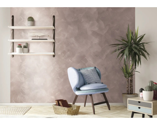 Salon avec mur texturé, fauteuil, plante et étagère
