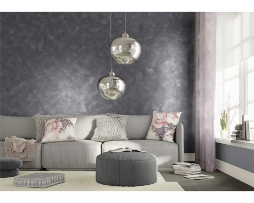 Wohnzimmer mit grauer Wandgestaltung, Sofa, Kissen und Hängelampen