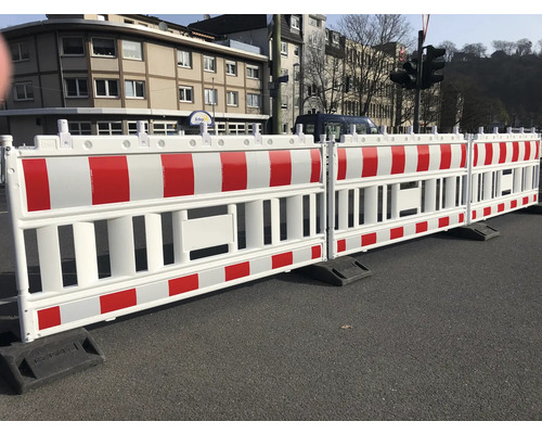 Baustellenabsperrung mit rot-weissen Streifen zur Verkehrssicherung