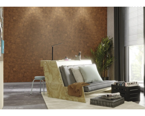 Pièce moderne avec bureau, coin salon avec coussins et décorations