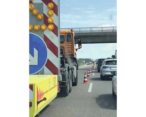 Embouteillage sur l''autoroute avec remorque de guidage d''urgence et pylônes