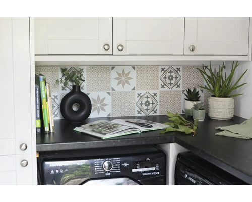 Buanderie avec machine à laver, plan de travail, carrelage et éléments décoratifs