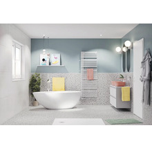 Salle de bain avec baignoire îlot, sèche-serviettes, lavabo et miroir