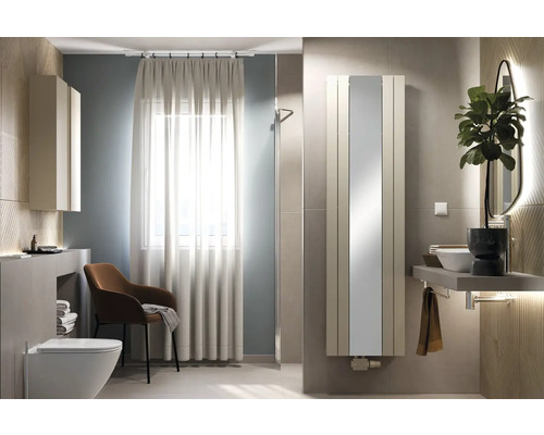 Modernes Badezimmer mit Handtuchheizkörper, Waschbecken und Toilette.