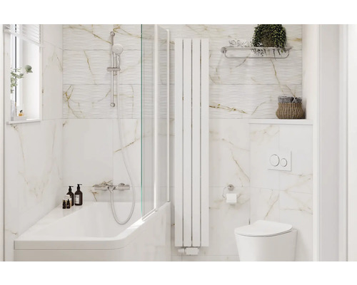 Salle de bains avec baignoire, paroi de douche, radiateur sèche-serviettes et WC devant des carreaux muraux imitation marbre