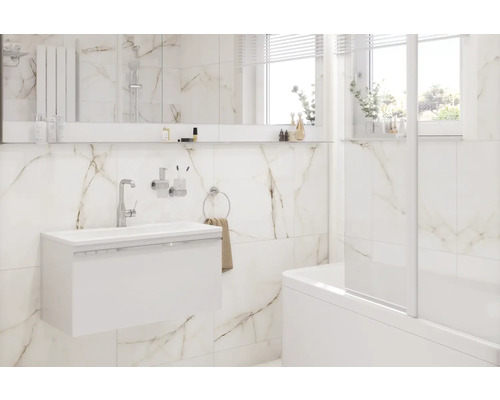 Helles Badezimmer mit Waschbeckenunterschrank, Spiegel und Badewanne